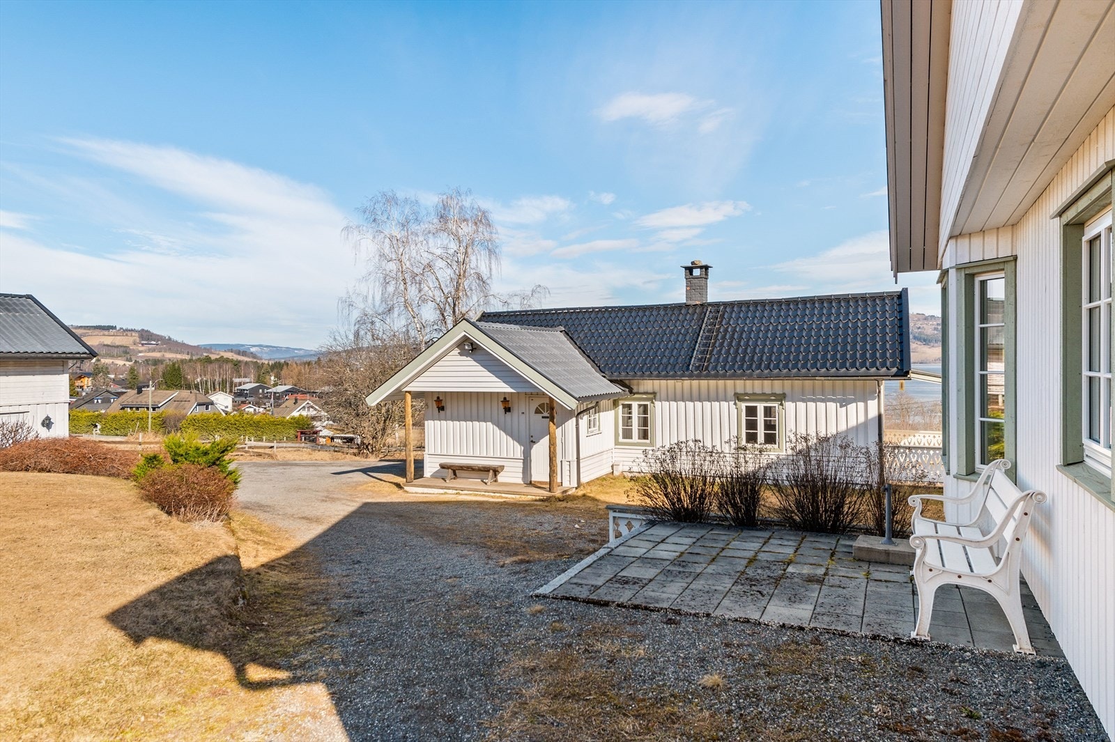 Tunet og kårboligen. Hellebelagt uteplass på nordveggen av våningshuset Galleribilde