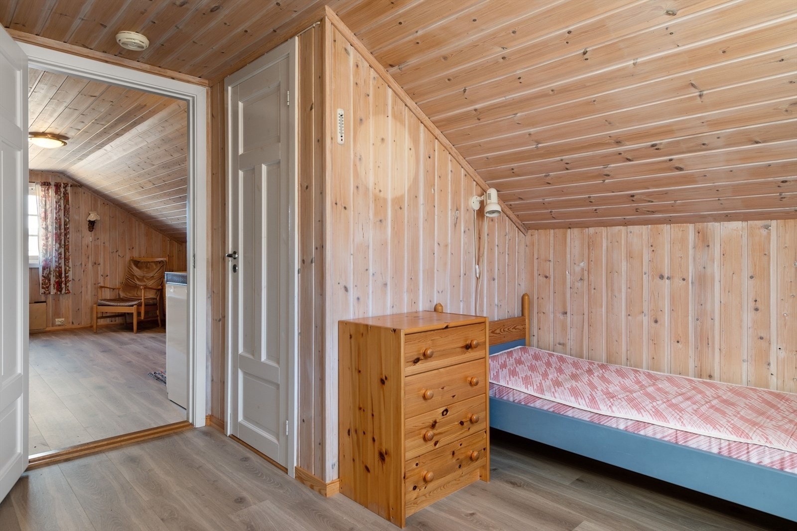 innredet anneks med soverom, stue og toalettrom Galleribilde