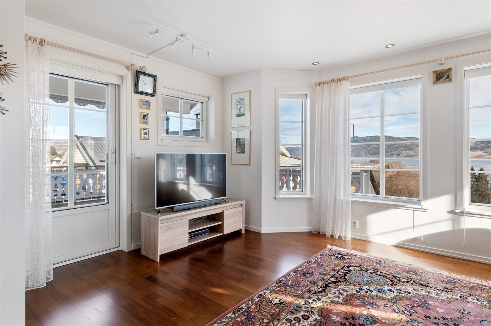 Fra stuen er det utgang til stor terrasse. Galleribilde