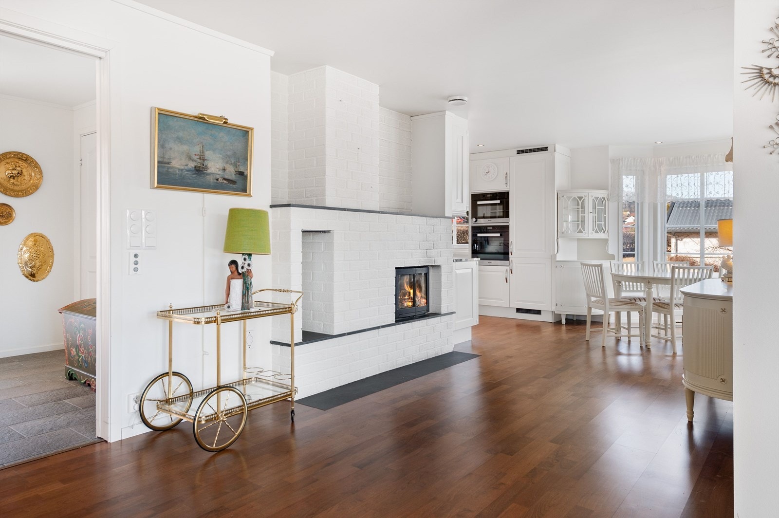 Dekorativ peisovn mellom stue og spisestue. Galleribilde