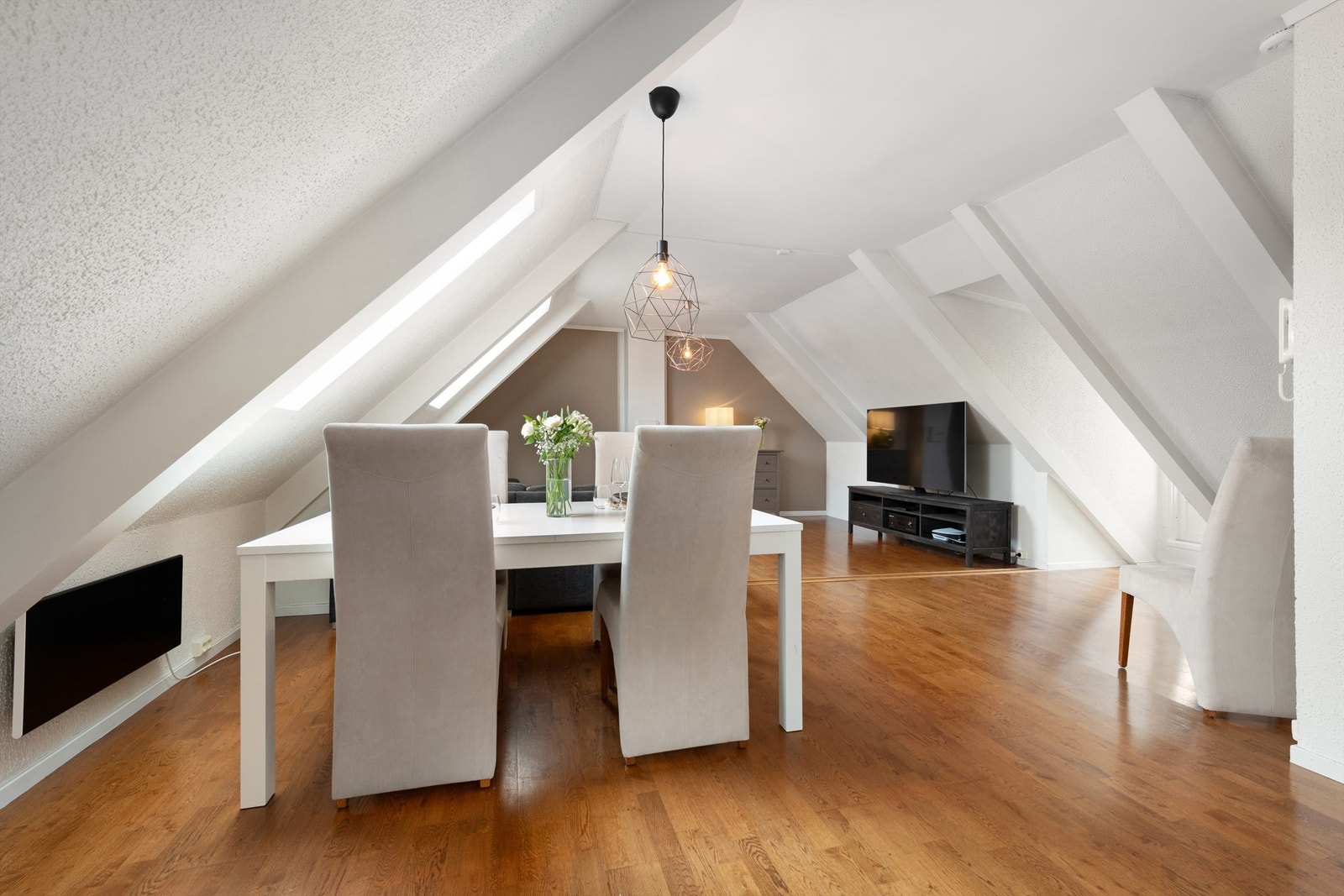 Stue med god plass til både spisestue og sofagruppe - i åpen løsning med kjøkken Galleribilde