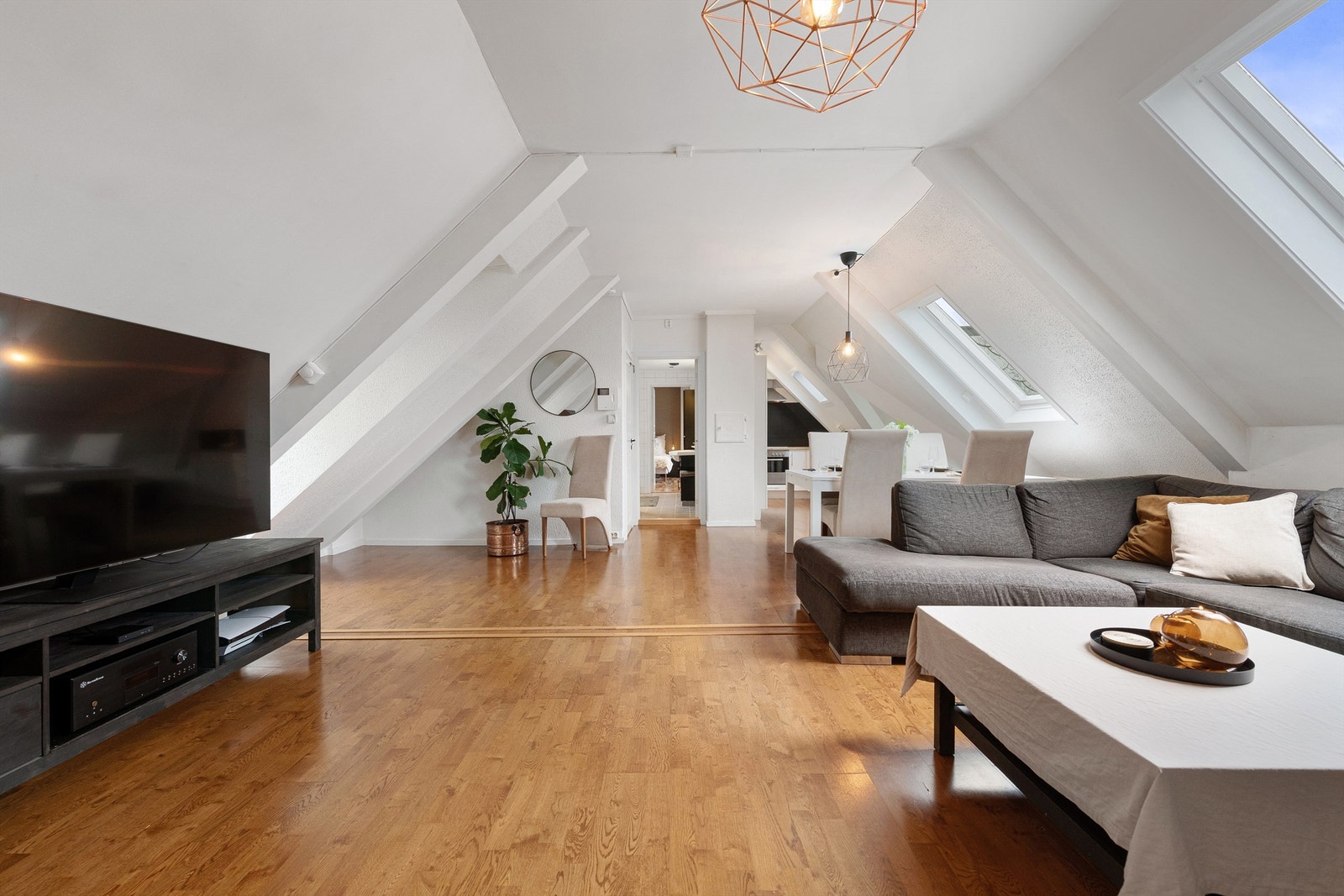 Stue og kjøkken i iåpen løsning med gode lysforhold fra takvinduer Galleribilde