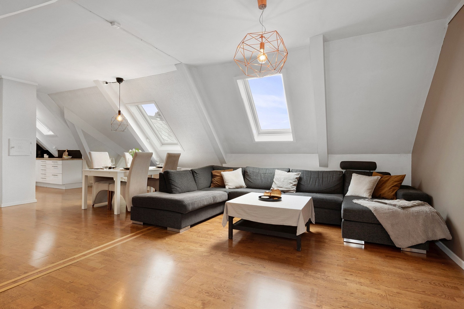 Krogsveen Sunnmøre v/Daglig leder/Eiendomsmegler Preben Willmann har gleden av å presentere Kipervikgata 15 Galleribilde