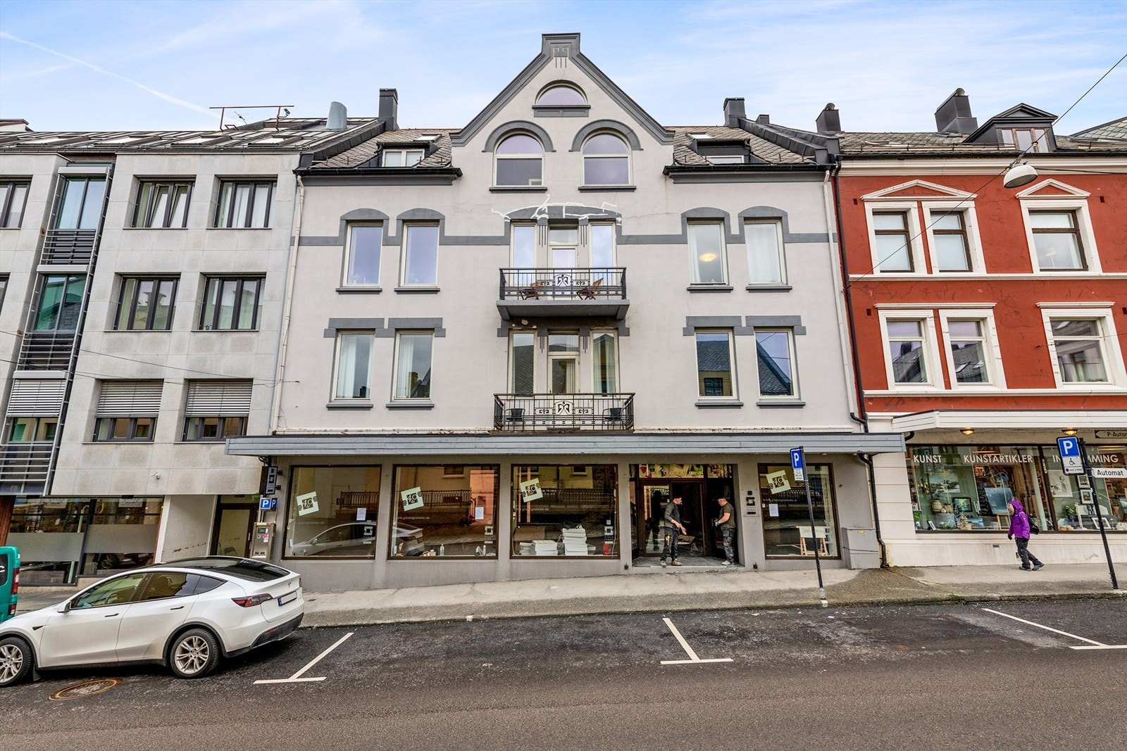 Fasade mot Kipervikgata - leiligheten er beliggende i loftsetasjen Galleribilde