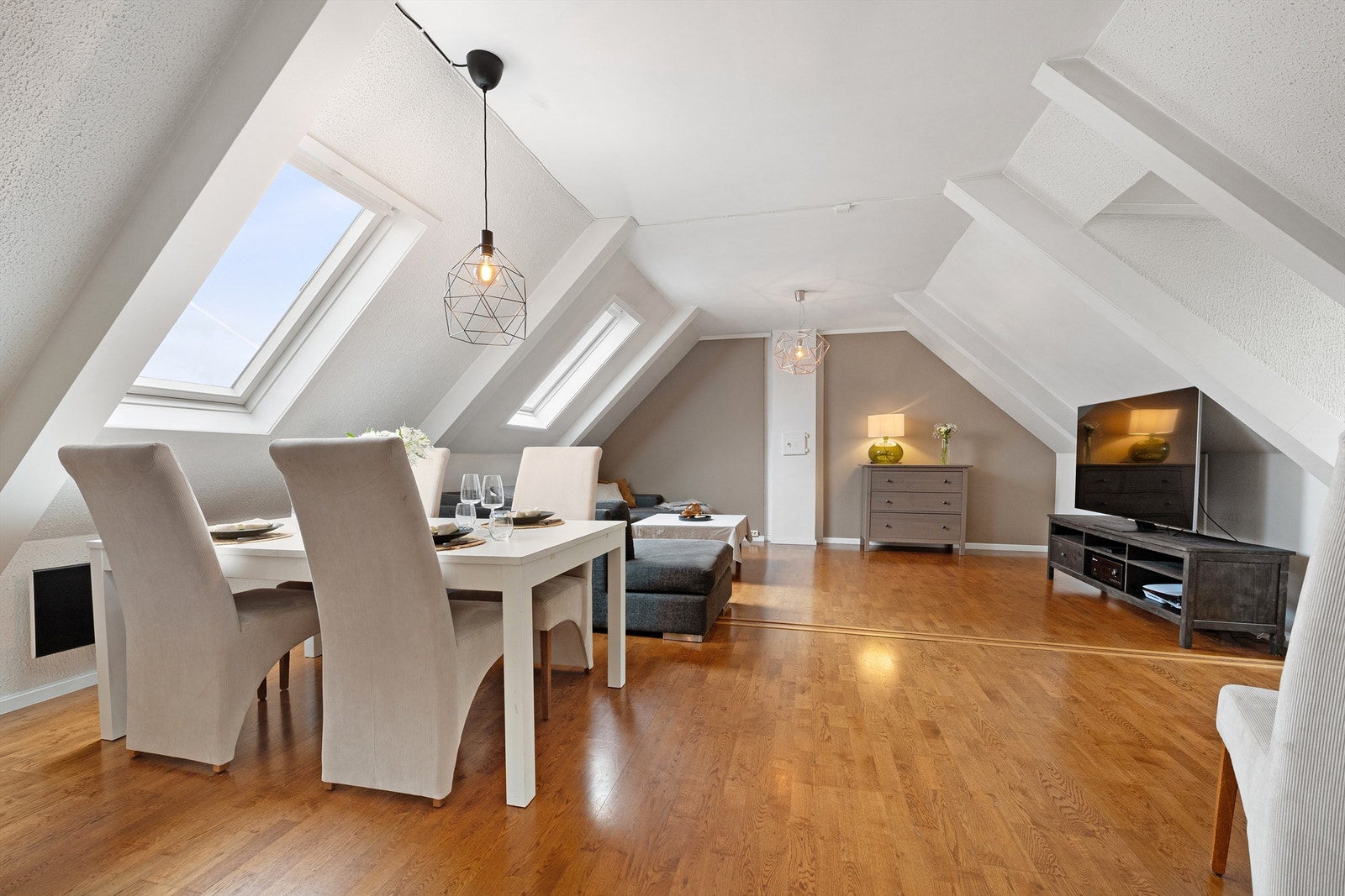 Det er god plass til både sofagruppe og spisestue på stuen Galleribilde