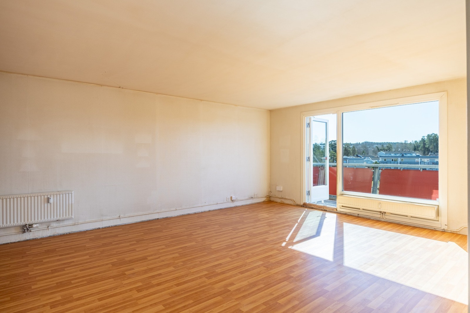 Store vindusflater slipper inn rikelig med naturlig lys. Galleribilde