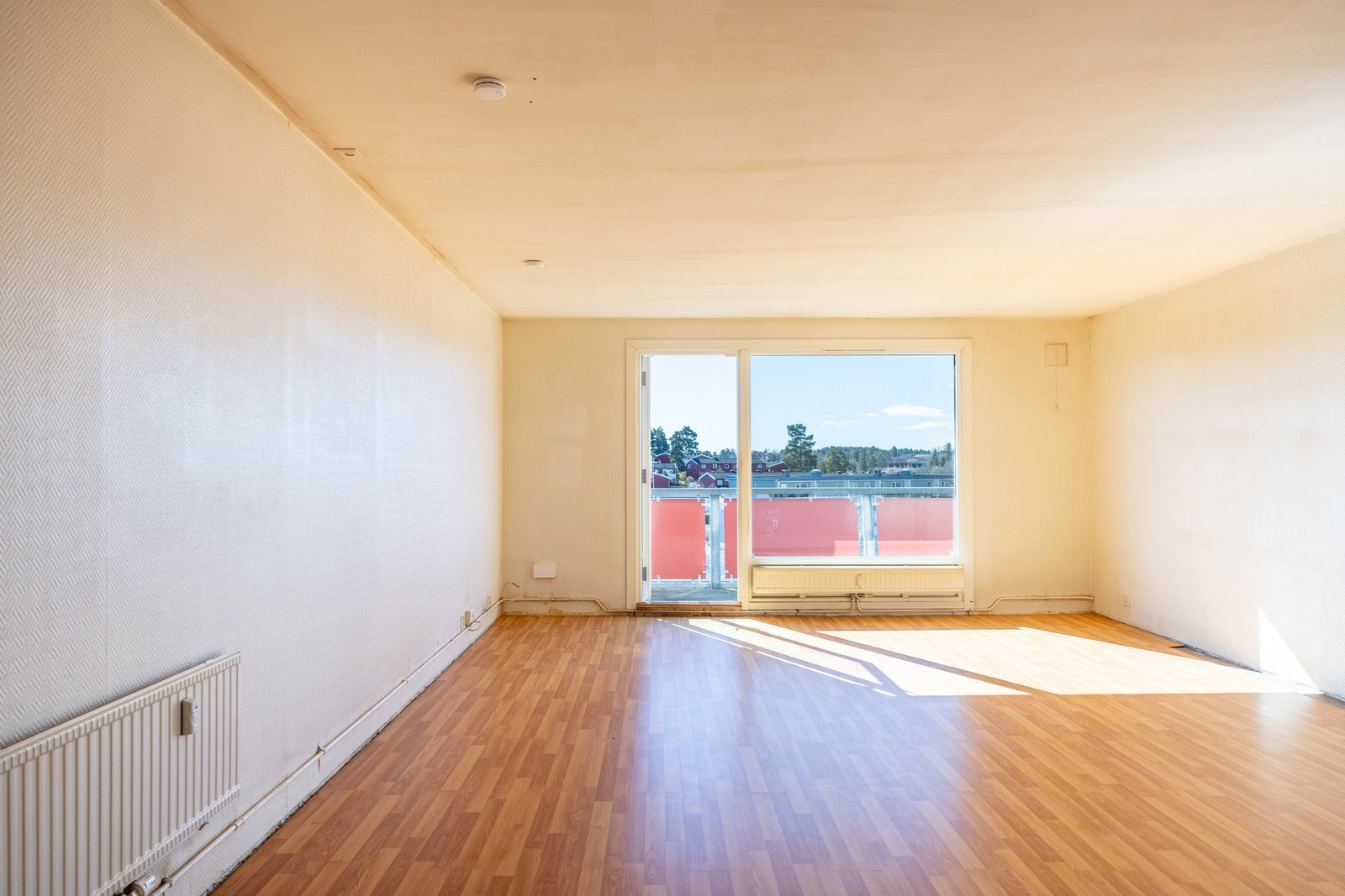 Den store 3-roms andelsleiligheten har oppussingsbehov. Galleribilde