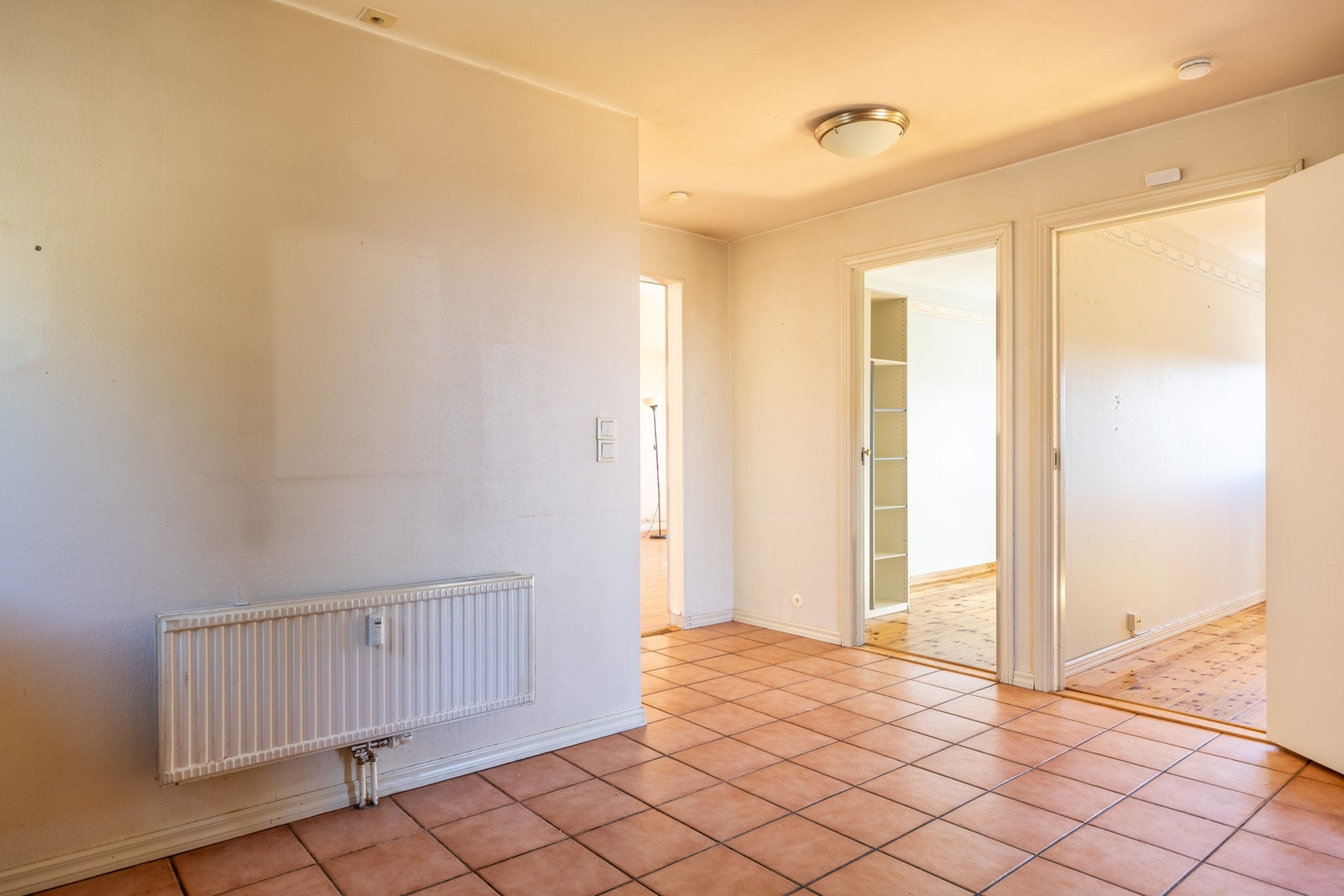 Romslig entré. Galleribilde