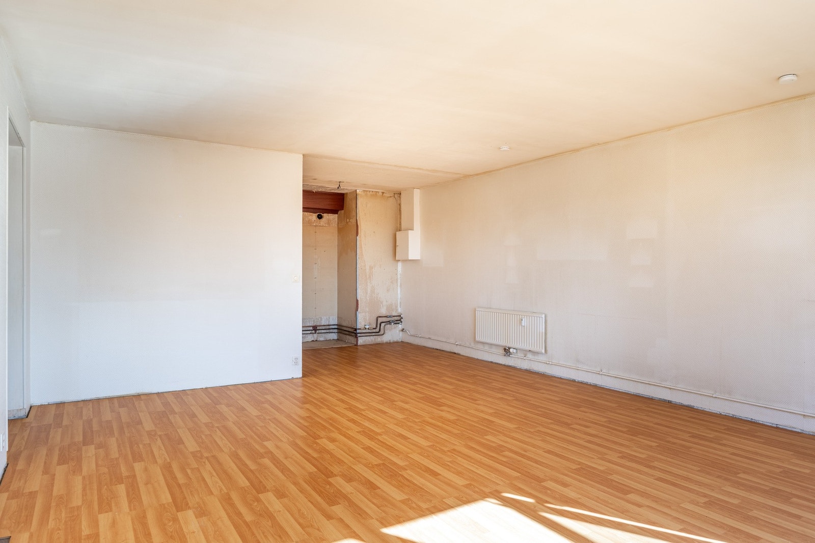 Romslig stue med en god planløsning som gjør det enkelt å innrede. Galleribilde