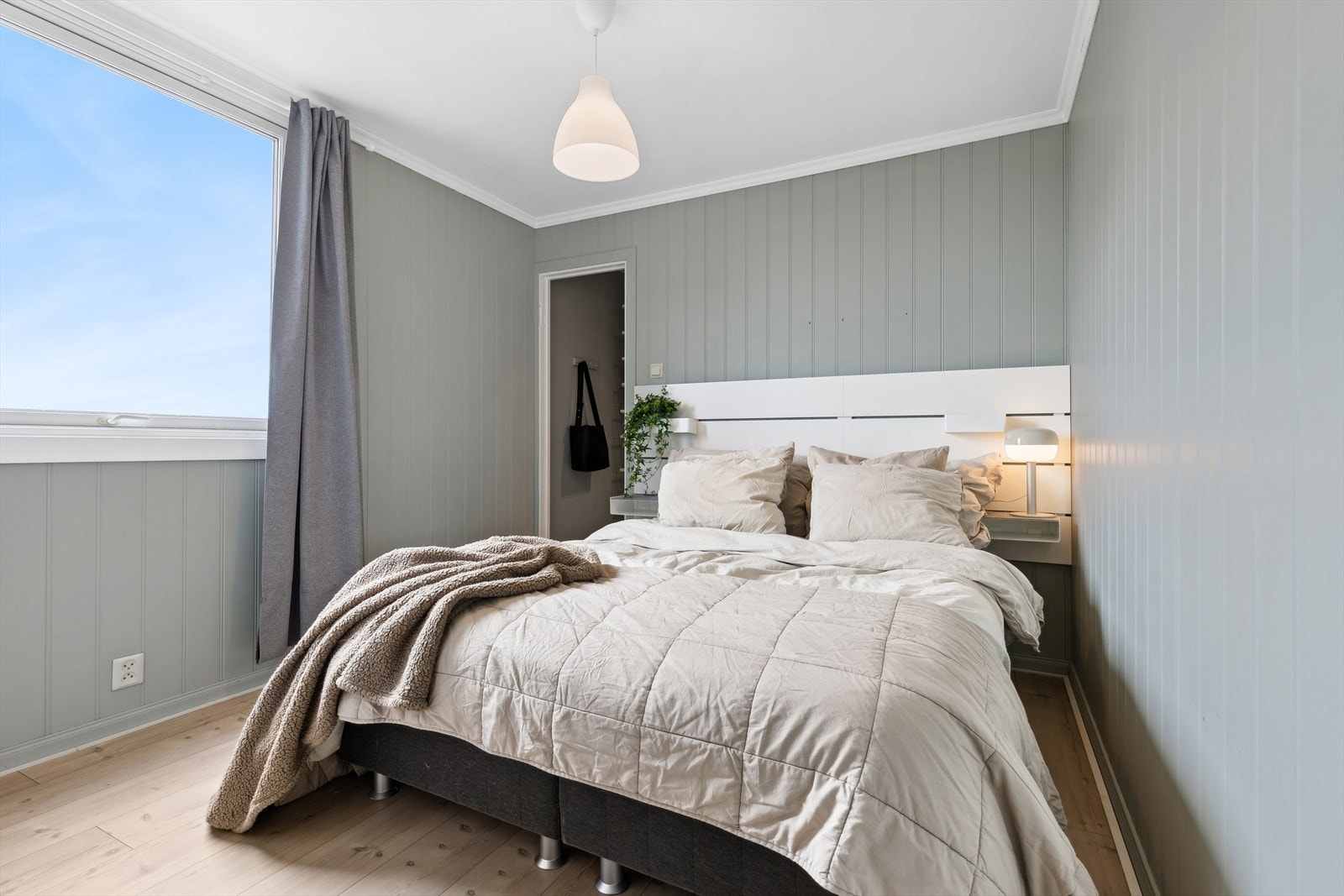 Hovedsoverom med walk in closet og garderobeskap Galleribilde