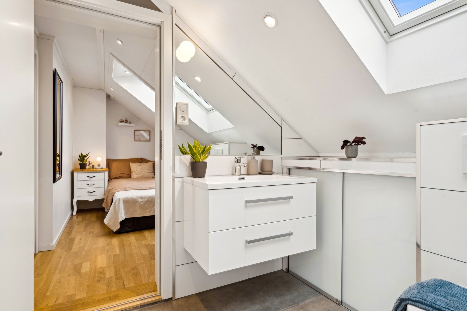 Badet har innredning med nedfelt servant, veggmontert toalett og dusjvegger/hjørne. Dette badet er ikke byggemeldt - bod på opprinnelig tegning. Galleribilde