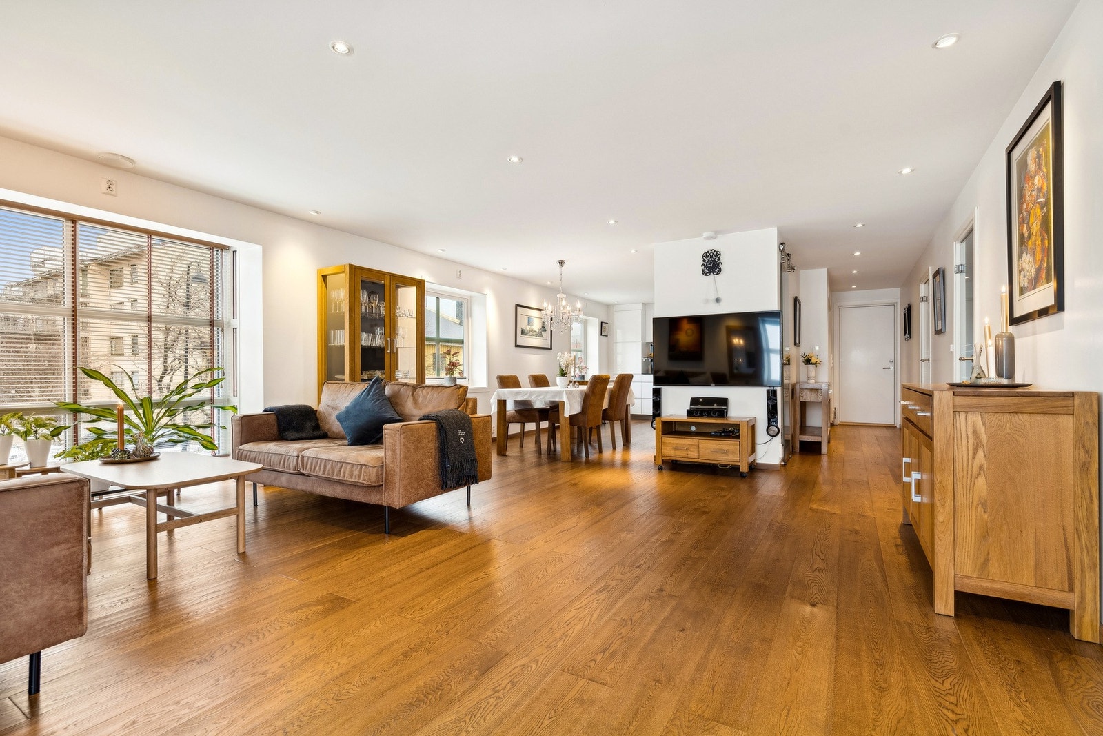 Romslige overflater i stuen og gode møbleringsmuligheter. Galleribilde