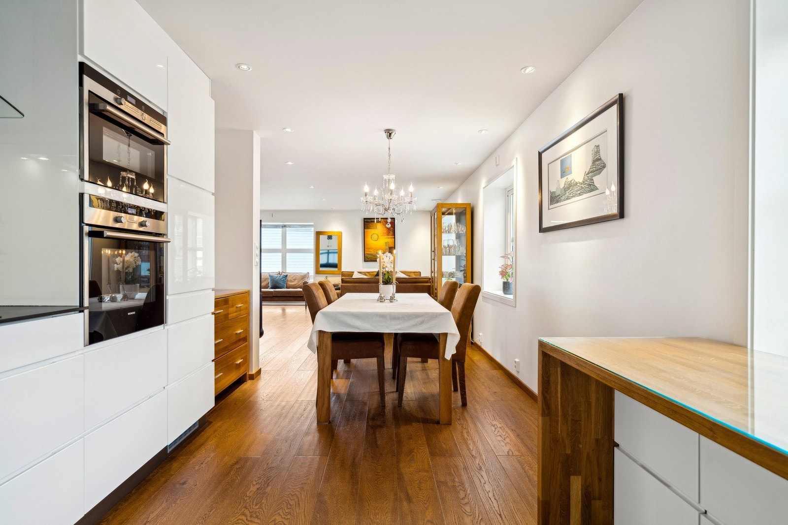 Spisestue fra kjøkken. Galleribilde