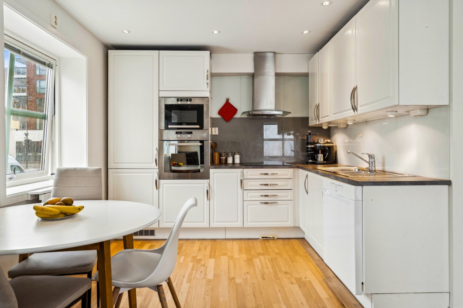 Kjøkken har innredning med kjøl/fryseskap, komfyr, induksjonstopp og micro. Opplegg for oppvaskmaskin. Galleribilde