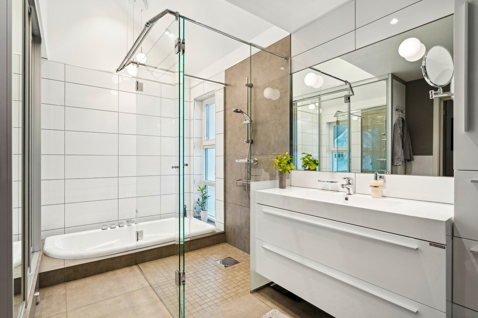 Godt med oppbevaringsplass i servantløsning og høyskap, samt skyvedørsgarderobe ved dusj og badekar. Galleribilde