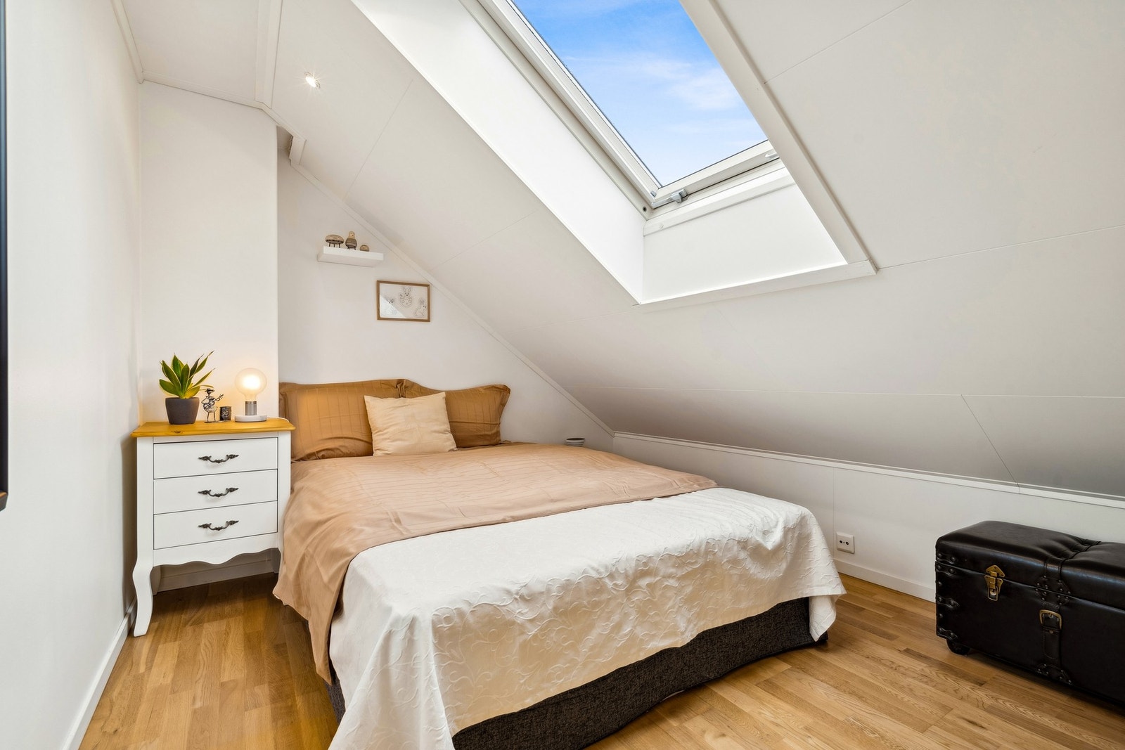 Soverom 2 på loft. Inngang til bad 1 fra soverommet. Galleribilde