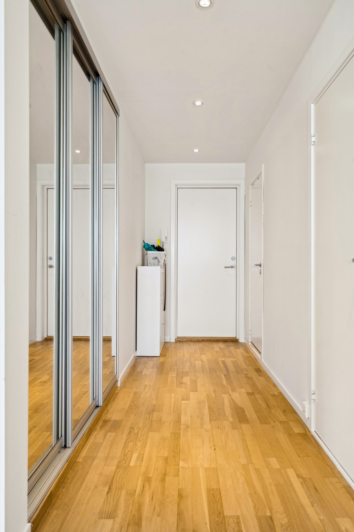 Entré med skyvedørsgarderobe. Galleribilde