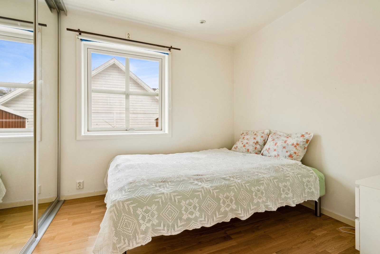 Soverom med praktisk skyvedørsgarderobe. Galleribilde