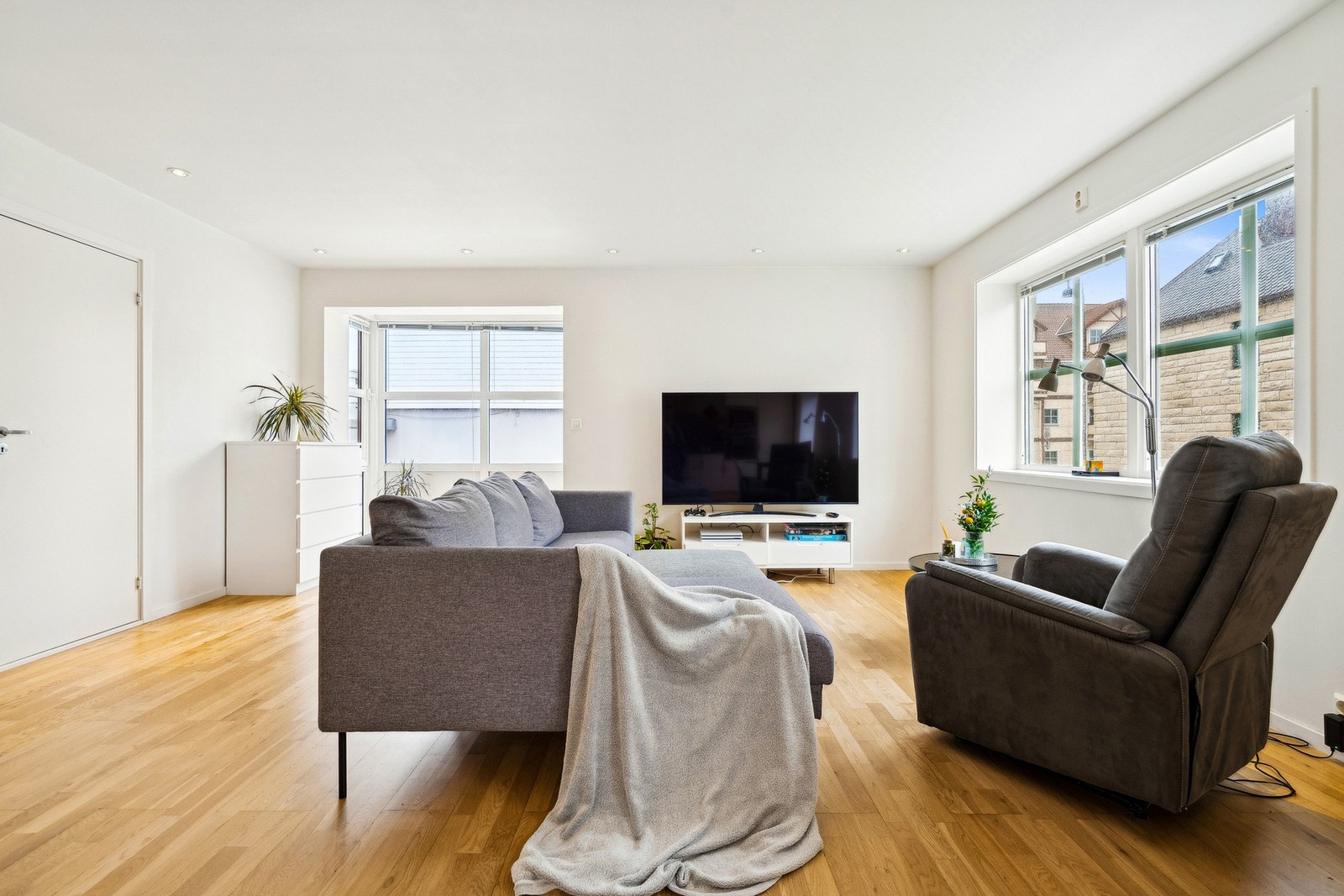 Romslig stue med god plass til sofagruppe og spisestue. Galleribilde