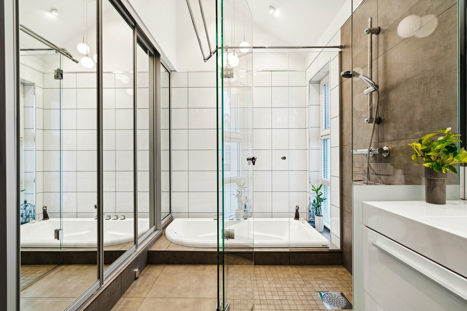 Flislagt bad med varmekabler i gulvet. Galleribilde