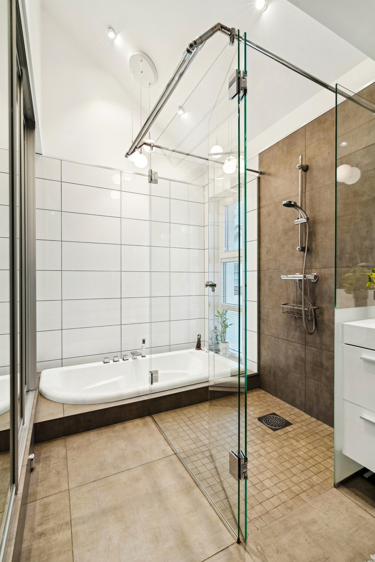 Oppgradert bad med nedfelt servant, veggmontert toalett, badekar og dusjvegger/hjørne. Galleribilde