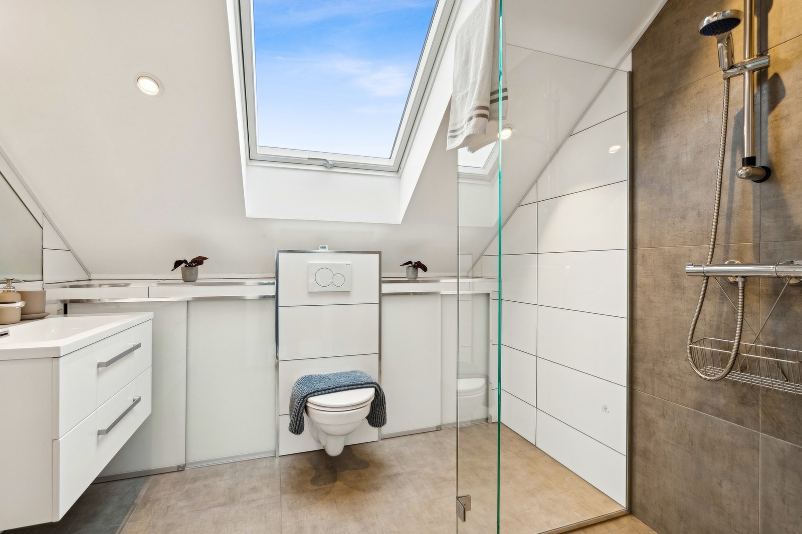 Det er to bad i loftetasjen. Dette er ikke byggemeldt. Galleribilde