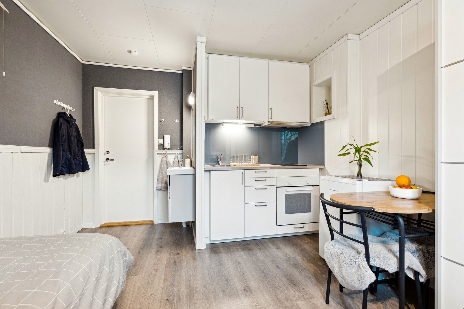 Hybel med eget hybelkjøkken, plass til seng/sovesofa og tilhørende møblement. Galleribilde