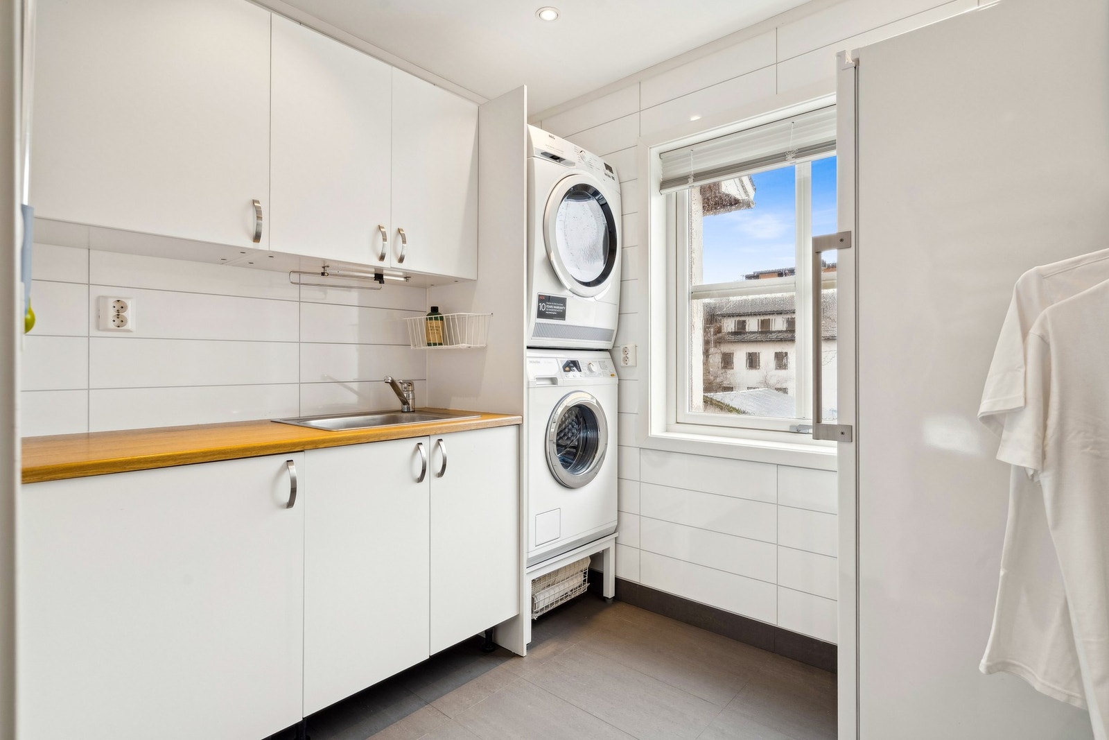 Praktisk vaskerom med nedfelt skyllekar og opplegg for vaskemaskin. Vaskerom ikke byggemeldt. Galleribilde