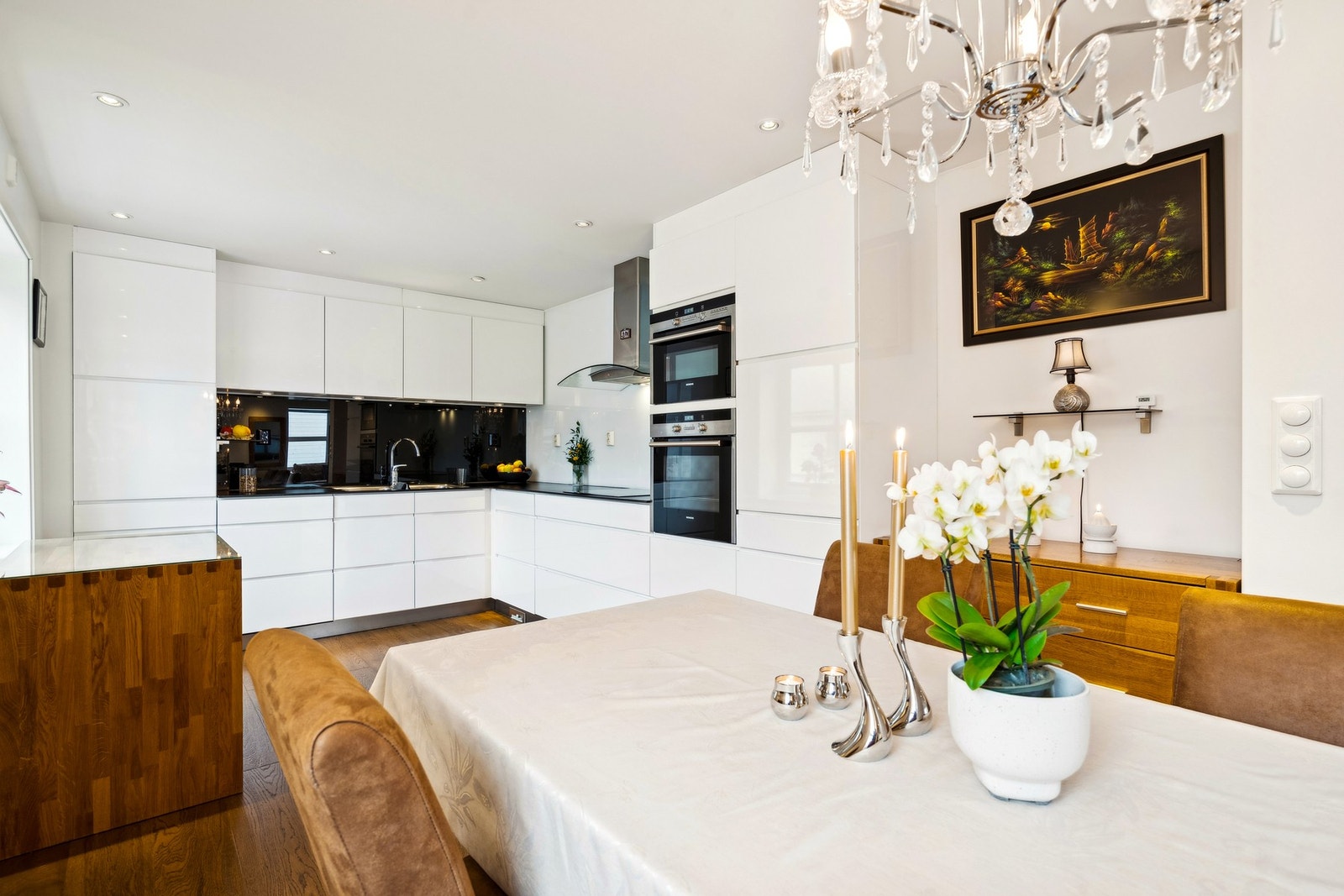 Kjøkkenet fra spisestue. Galleribilde