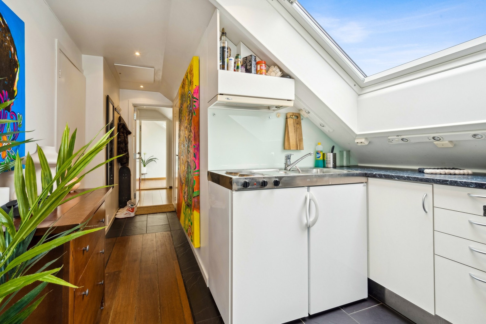 Minikjøkken med to kokeplater og kjøleskap. Galleribilde