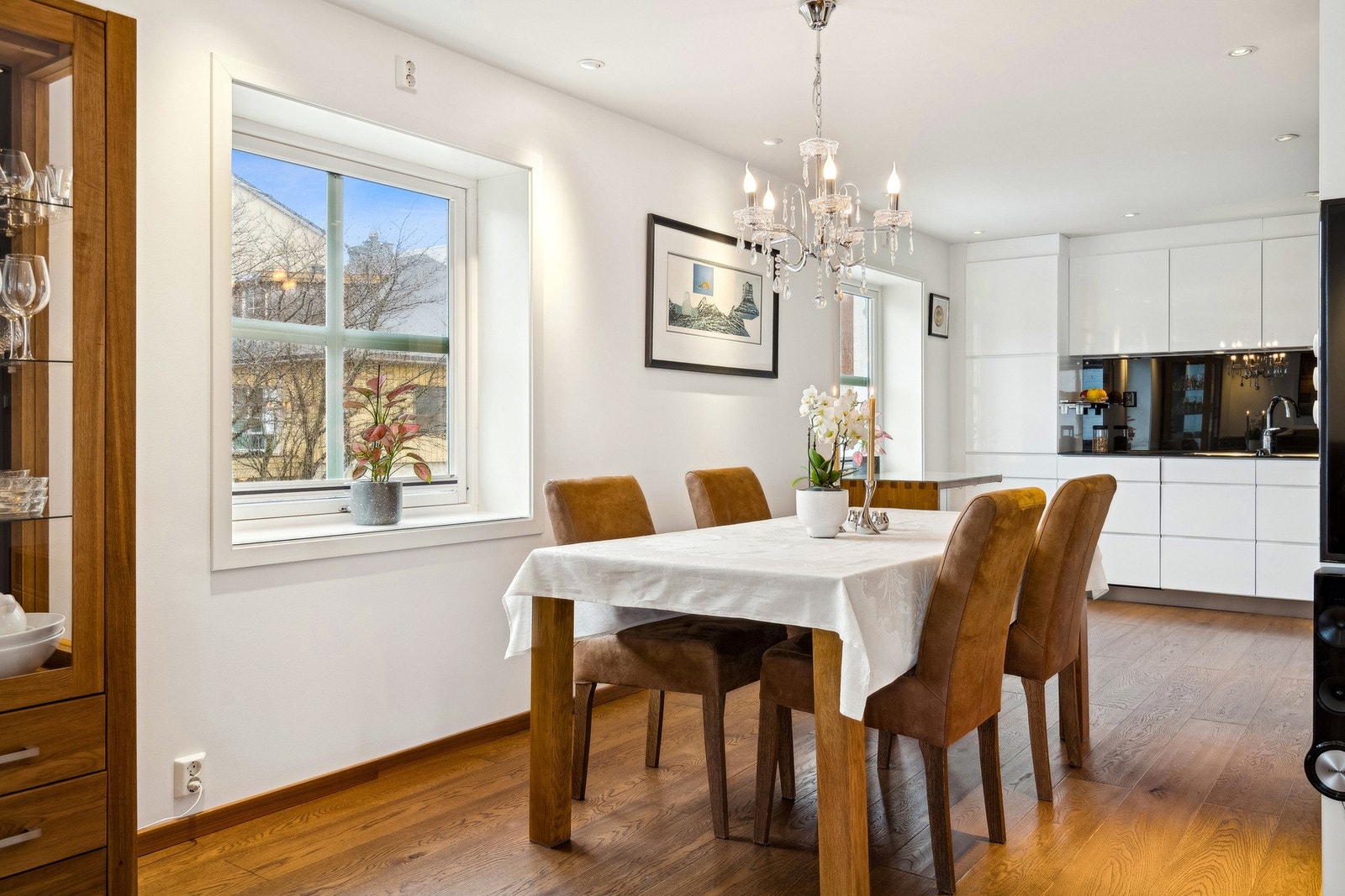 Naturlig plass for spisestue foran kjøkkeninnredning. Galleribilde