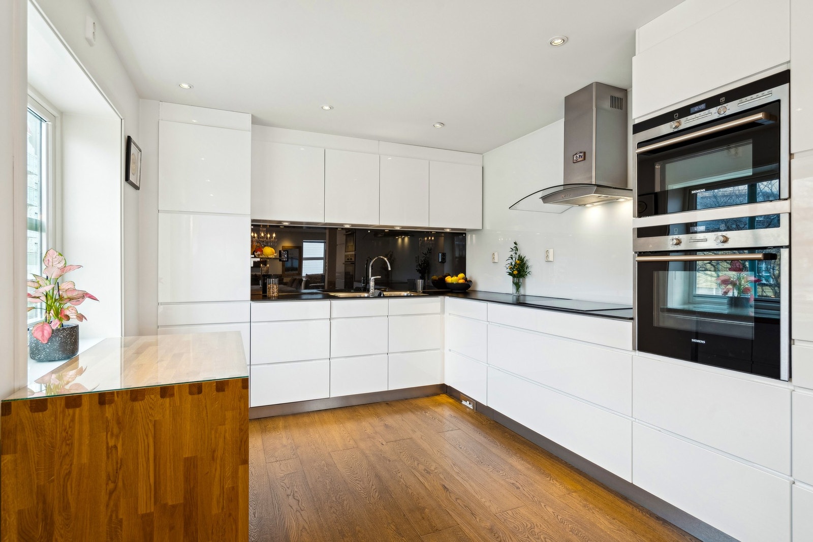 Kjøkkenet har kjøl/fryseskap, oppvaskmaskin, komfyr, induksjonstopp og micro. Underlimt vask. Galleribilde