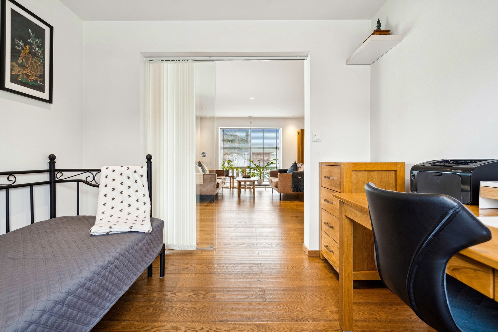 Inngang til soverom 2 via glassdører fra stuen. Galleribilde