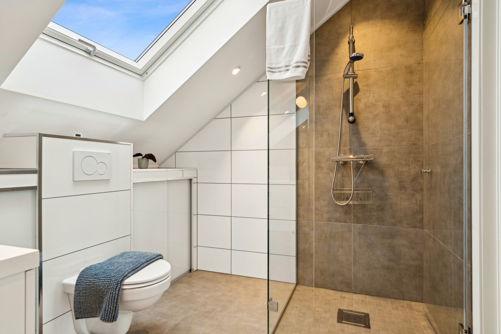 Bad 2 er flislagt med varmekabler i gulvet. Badet ikke byggemeldt. Galleribilde