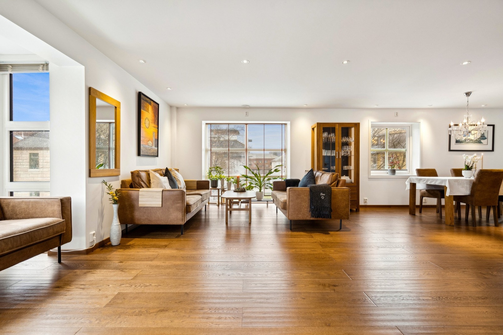 Romslig stue med god plass til flere sittegrupper. Galleribilde