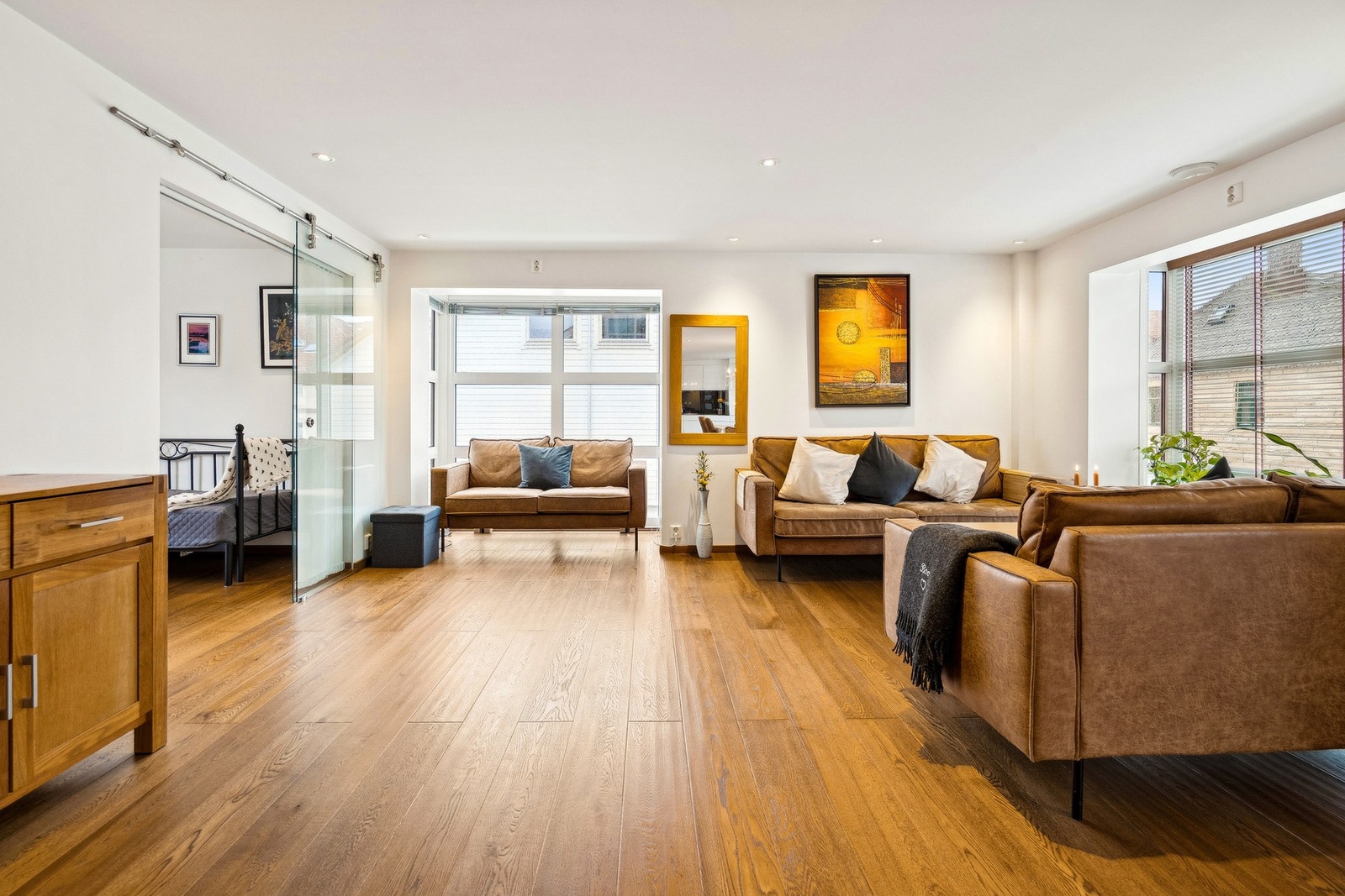 Store vindu som slipper inn godt med naturlig lys. Galleribilde