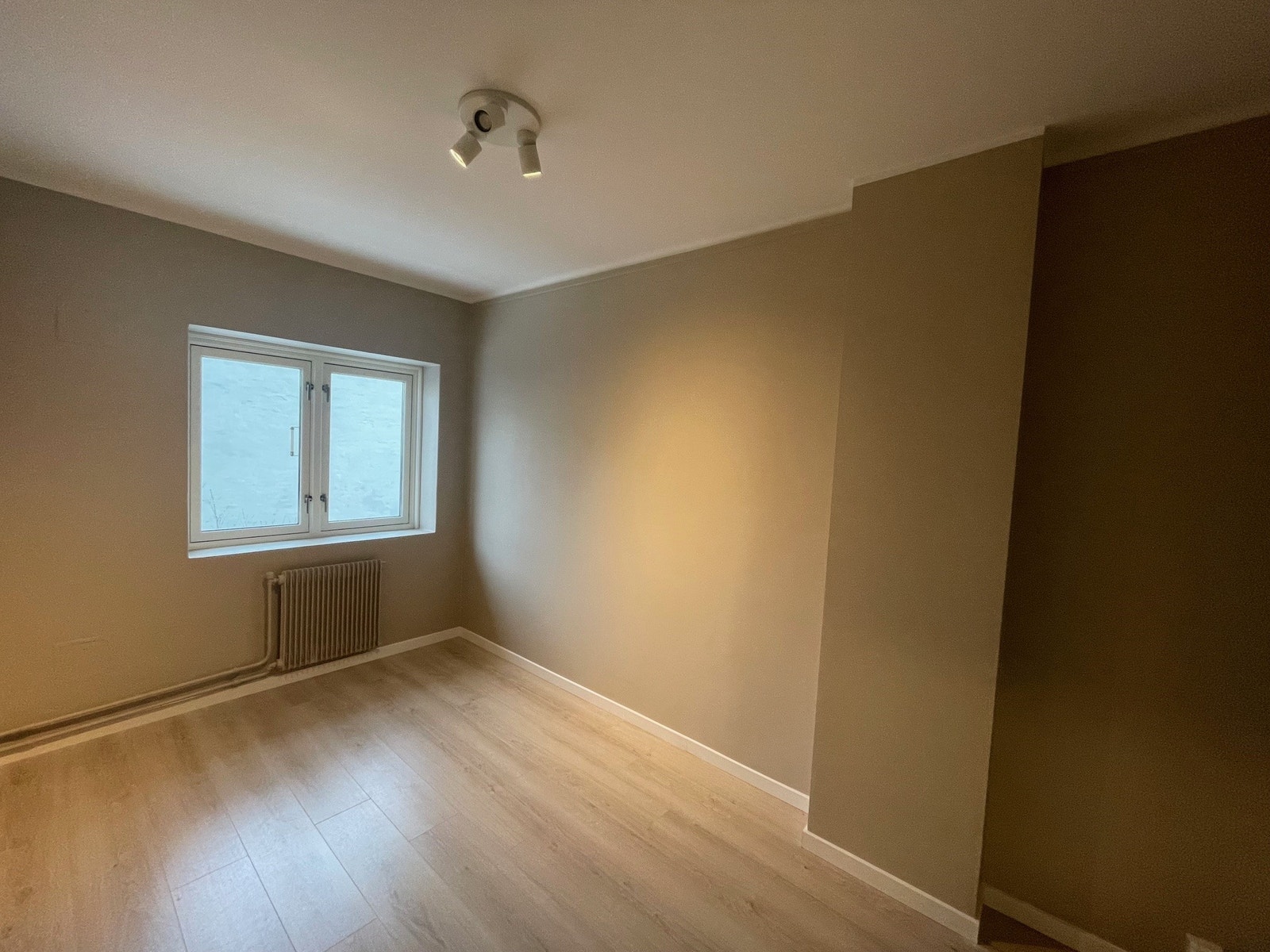 Soverom nummer 2 med vindu mot stille bakgård Galleribilde