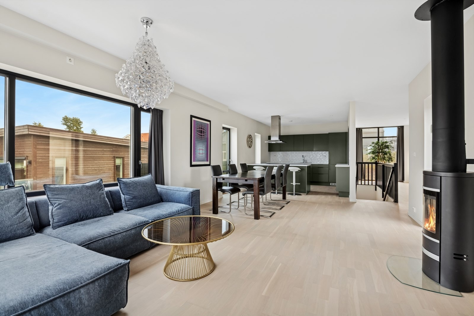 Stuen har store vinduer hvor noen av vinduene kan åpnes med fransk balkong, som slipper inn godt med dagslys og sikrer den flotte utsikten. Det er varmekabler i gulv og ildsted som gir en sikker og god oppvarming av rommet. Galleribilde