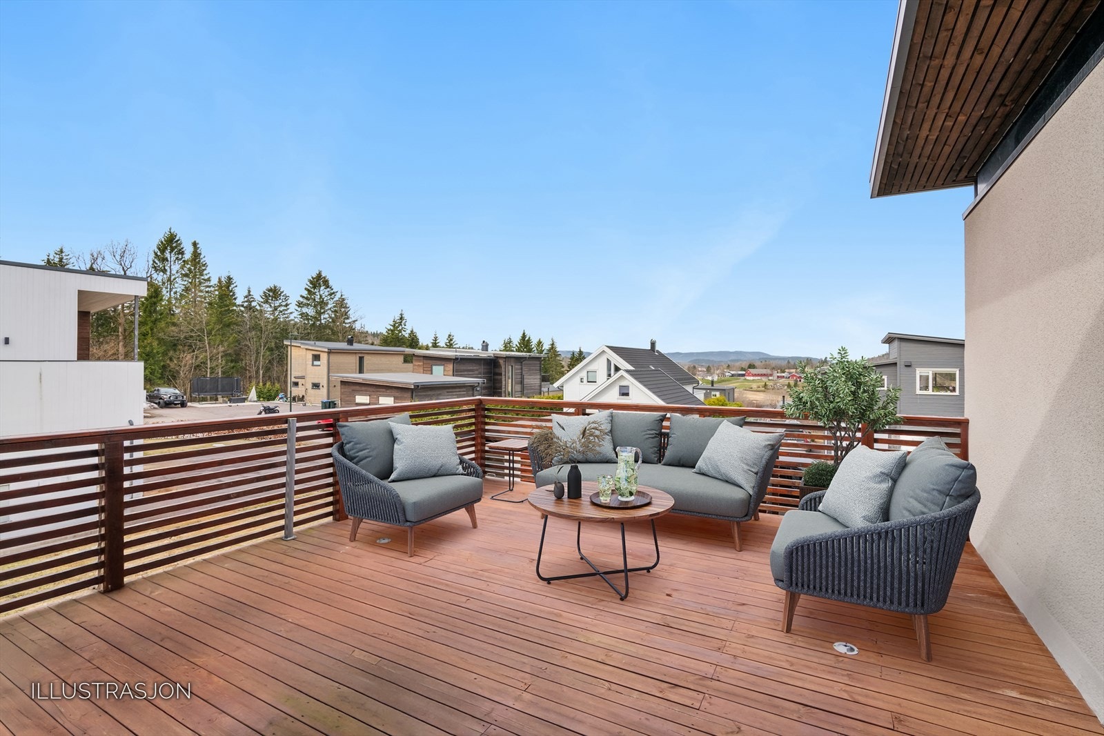 Fra stuen er det utgang til stor terrasse med god plass til utemøbler som blant annet utebord, lounge og grill. Her kan en nyte en kopp kaffe på egen terrasse i solen, eller en god middag i godt selskap. Terrassen har en flott gjennomførelse. Galleribilde