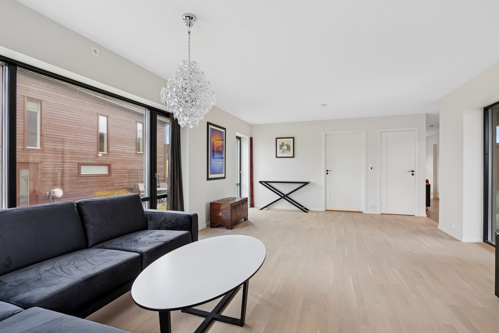 Store vinduer som slipper inn godt med dagslys. Det er montert folie på vinduene for å minske innsyn. Galleribilde