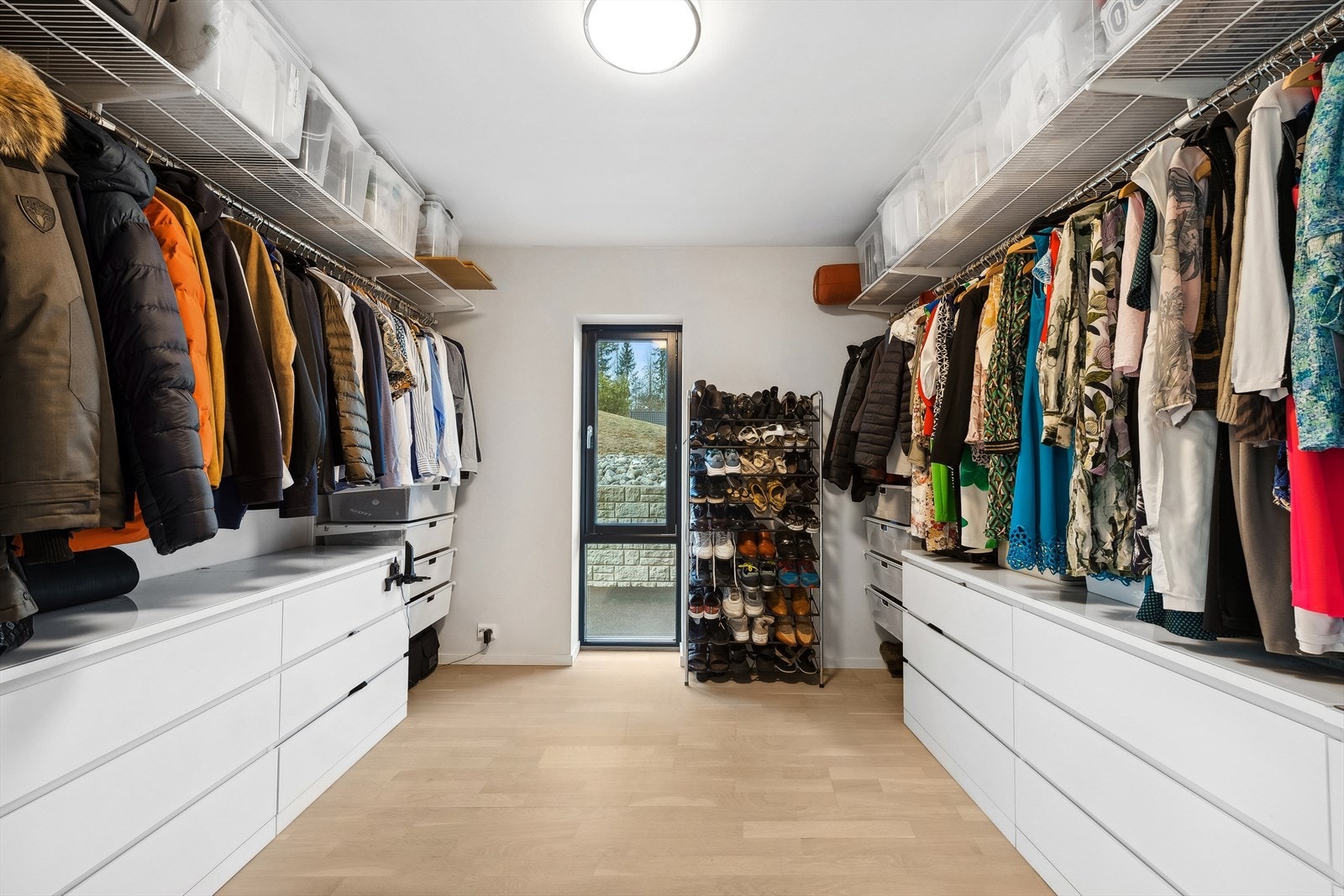 Et av soverommene er per i dag benyttet som en stor walk-in garderobe. Galleribilde