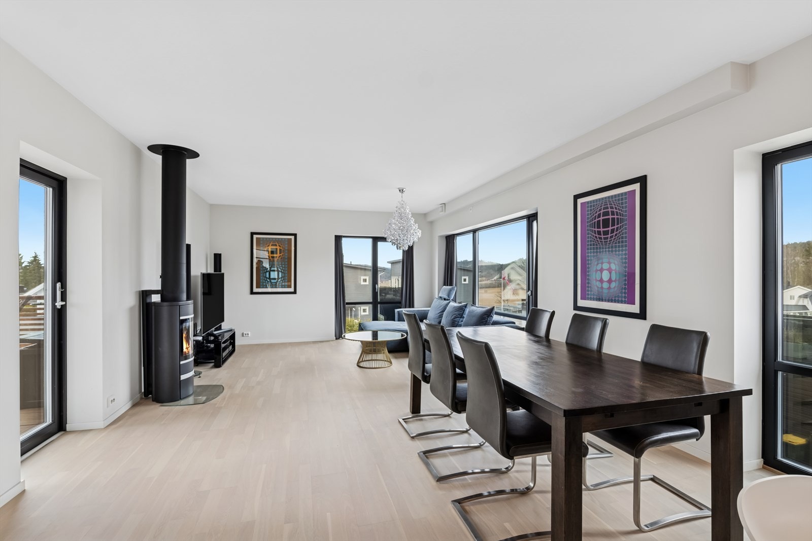 Romslig, innbydende og åpen stue med mange møbleringsmuligheter. Her kan en innrede etter ønske med TV-krok og ønsket møblement, mulighetene er mange. Galleribilde