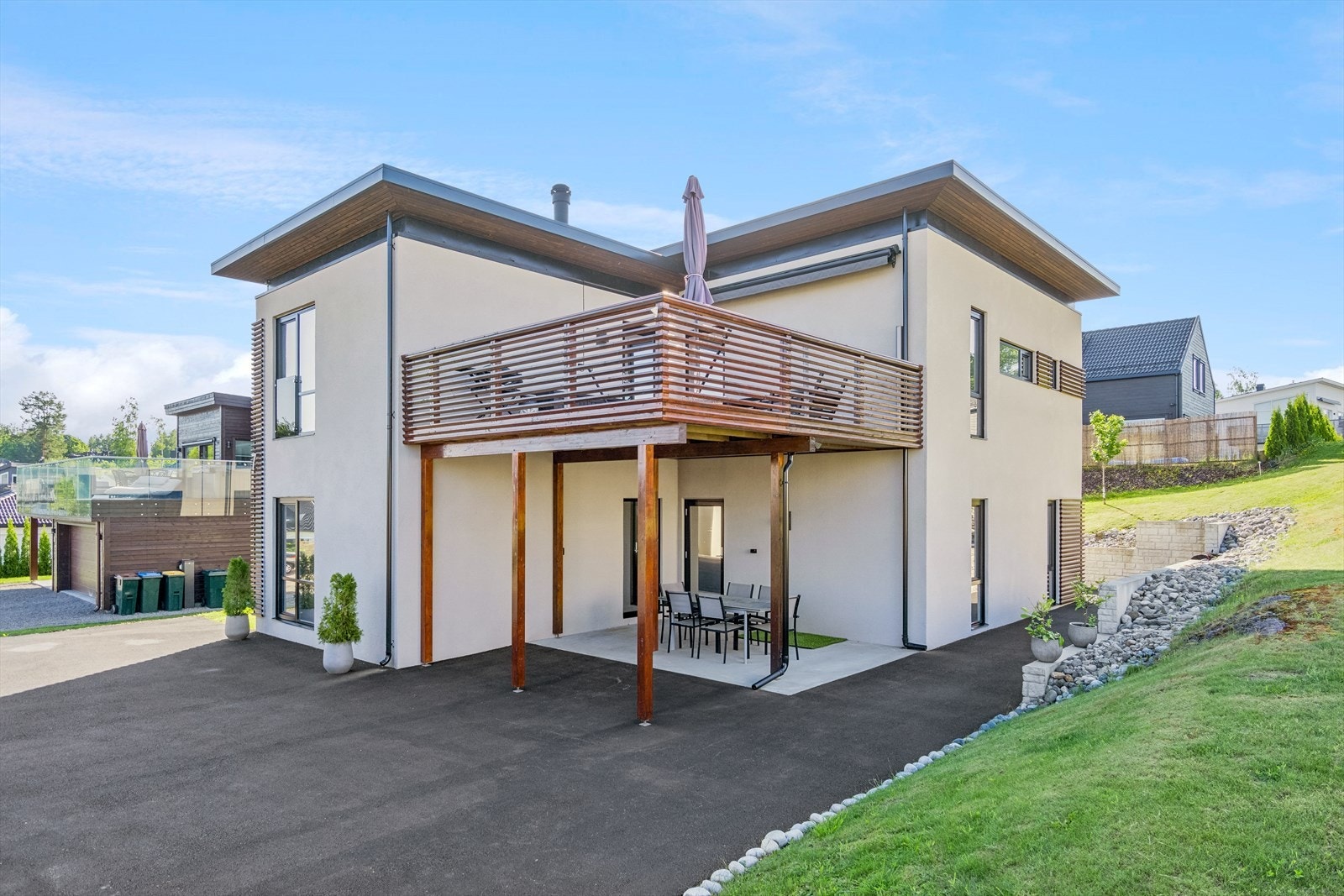 Boligen er arkitekttegnet og har et iøynefallende moderne og stilrent ytre med materialvalg i mur som gir et tidsriktig førsteinntrykk. Galleribilde