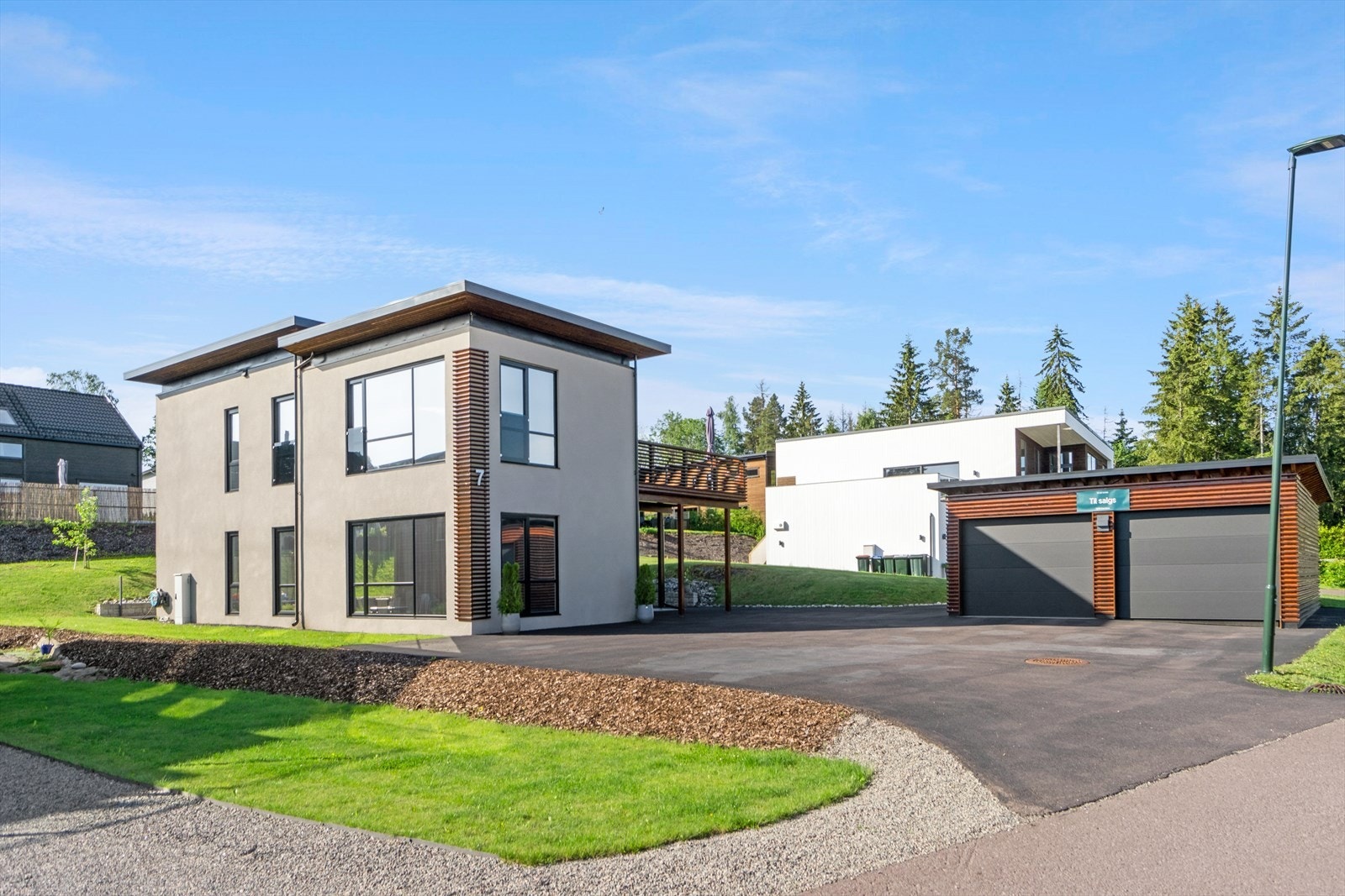 Velkommen til Seljeveien 7 en lekker, moderne og gjennomført enebolig med attraktiv beliggenhet på Solsiden i Holmestrand. Galleribilde