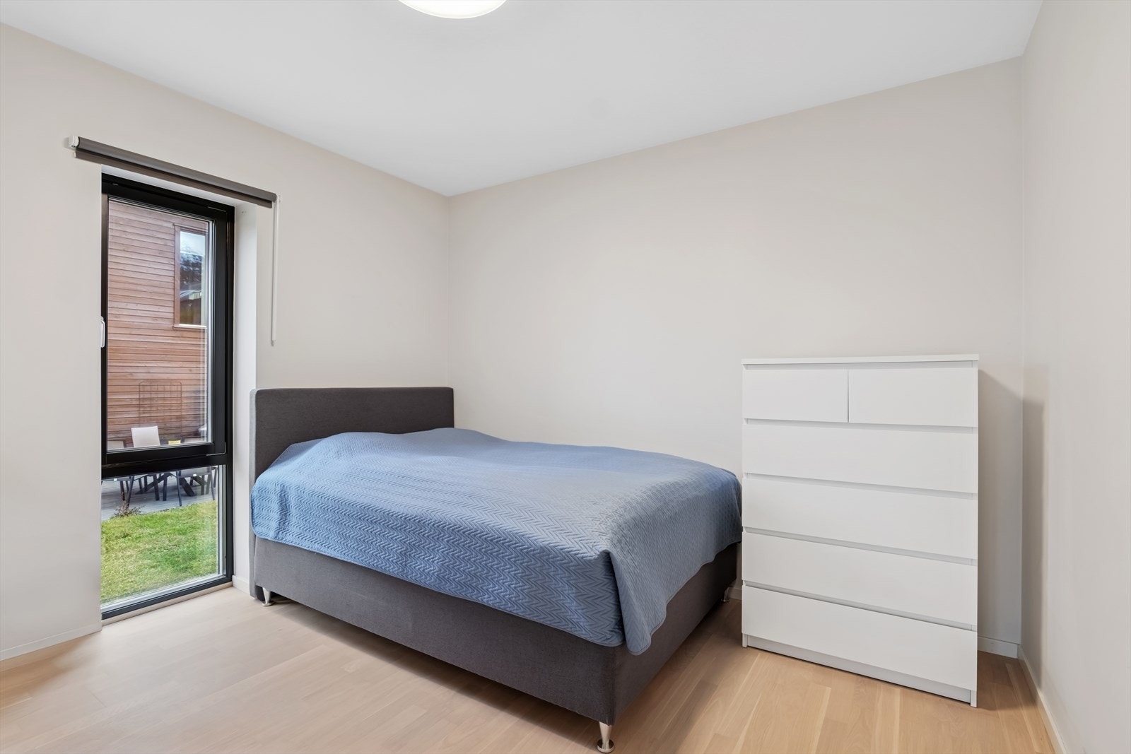 Soverommene er allsidige og kan benyttes som f.eks barnerom, gjesterom, walk-in closet, bibliotek eller kontor. På bakgrunn av soverommene sin størrelse åpner det for mange muligheter for innredning etter ønsket formål. Galleribilde