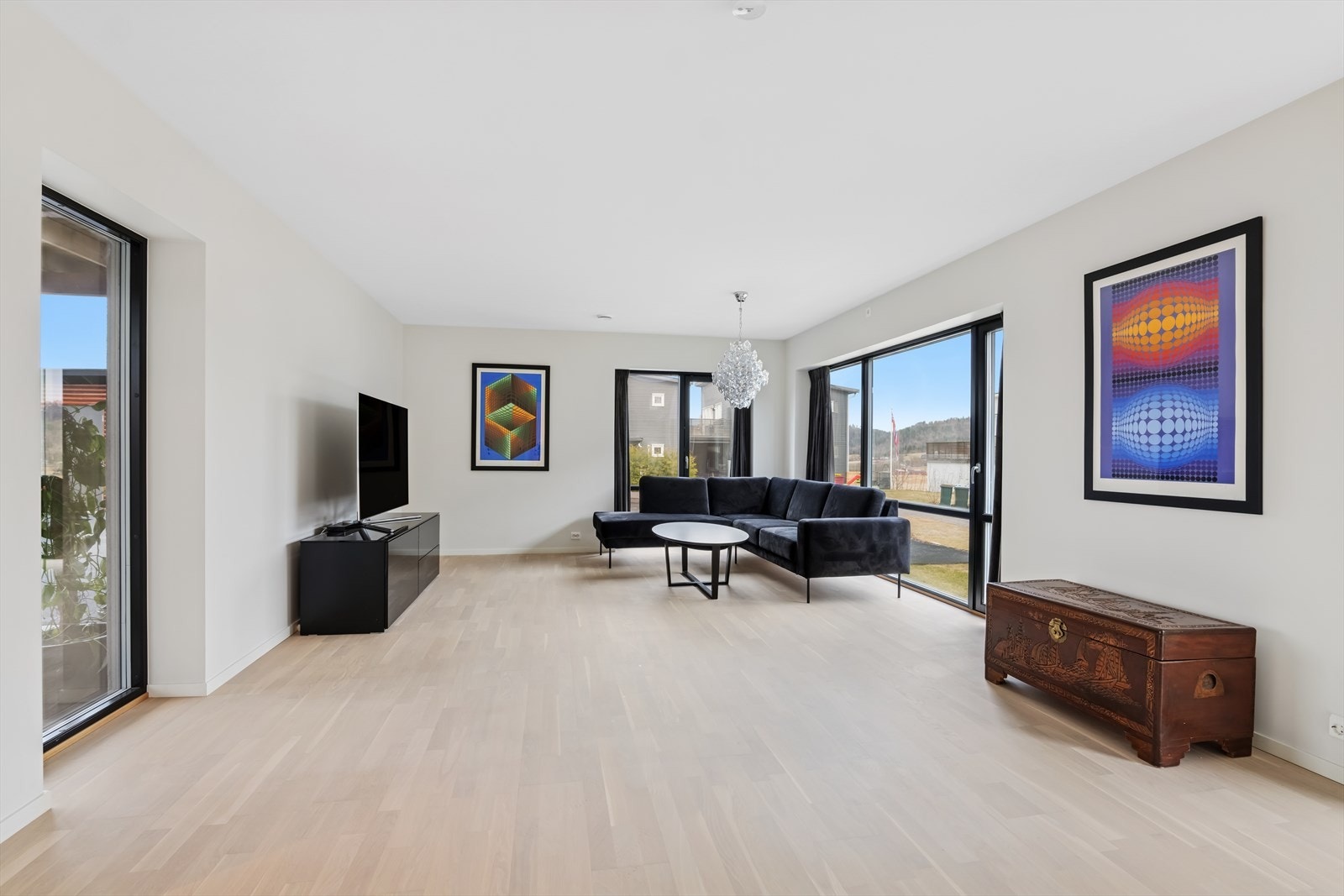 Stuen i boligens 1. etasje er romslig, har mange innredningsmuligheter og store vinduer som sikrer godt med dagslys. Galleribilde