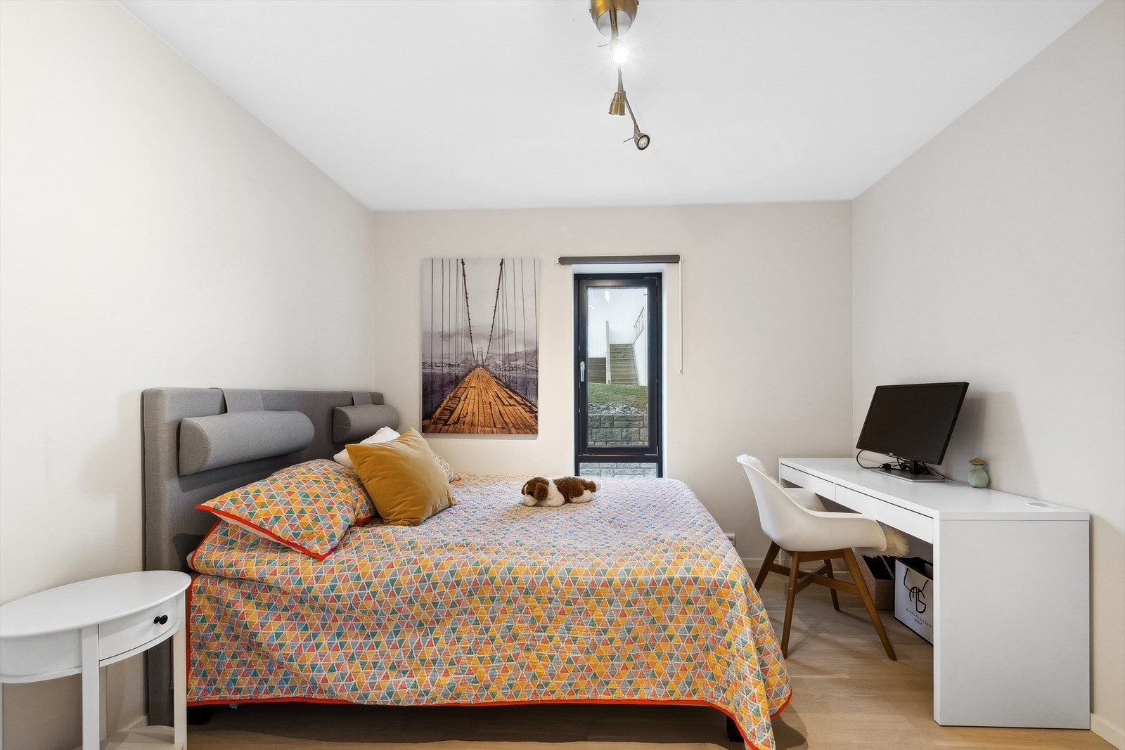 Det er hele 3 soverom i boligens 1.etasje. Soverommene har god plass til seng med tilhørende nattbord, samt det er god anledning for innredning med ønskede garderobeløsninger. Galleribilde