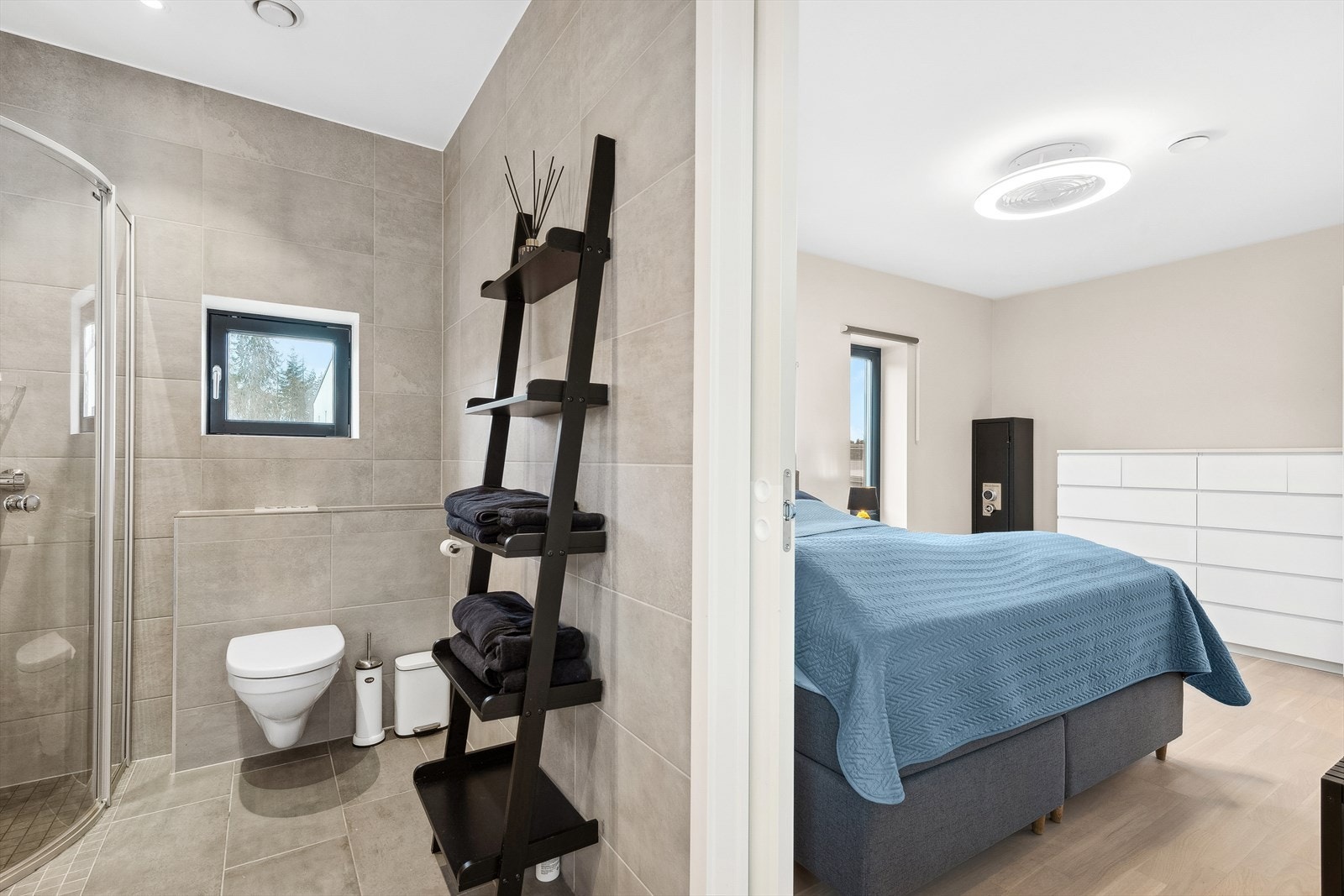 Fra hovedsoverommet er det direkte adkomst til boligens andre baderom via skyvedør. Galleribilde