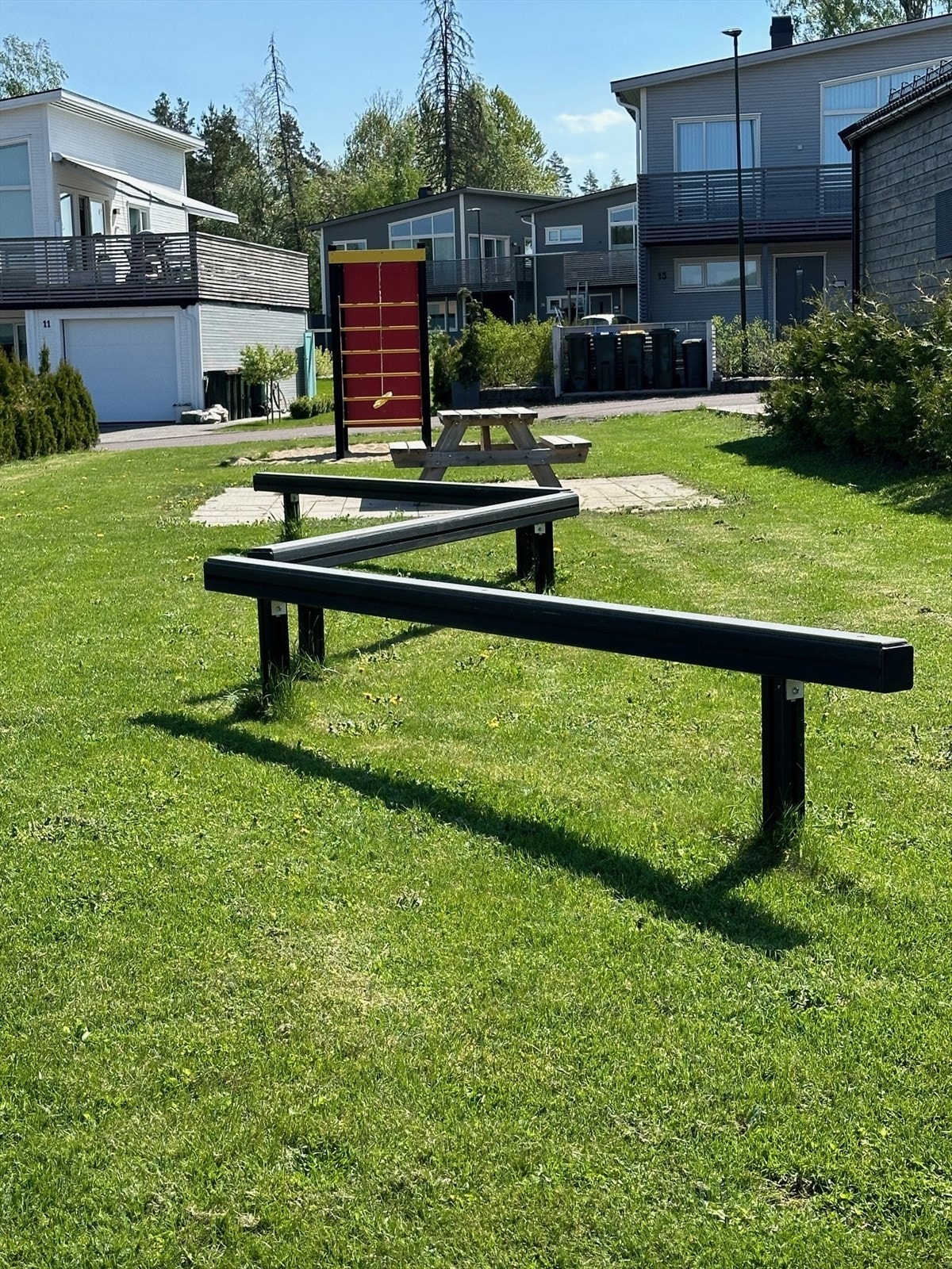 Kun et steinkast unna boligen er det en koselig lekeplass. Galleribilde