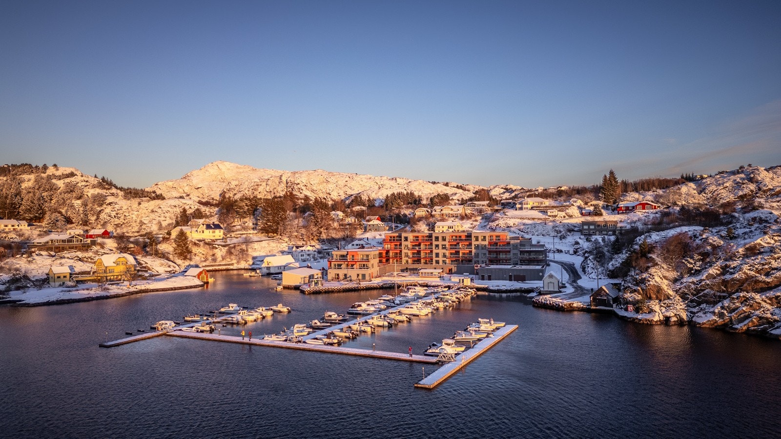 Leiligheten har en fantastisk beliggenhet for den som verdsetter nærhet til sjøen. Tenk å kunne ta kaiakken ut på en padletur eller båten ut for å fiske fra egen eiendom. Galleribilde
